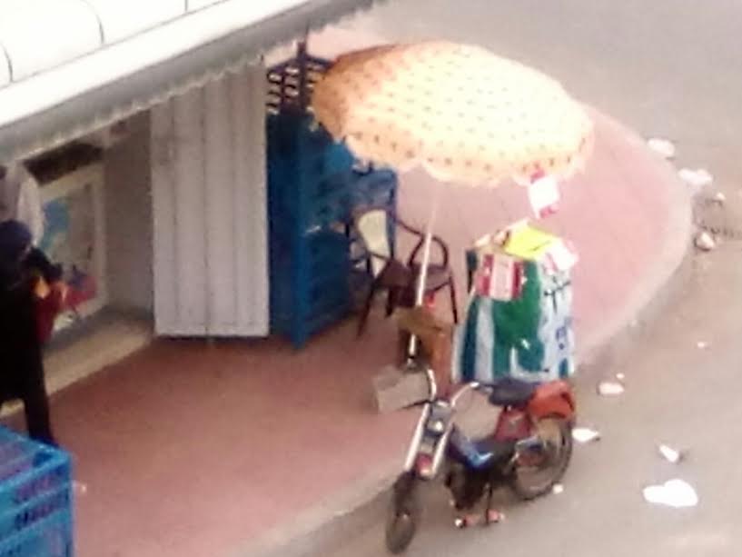 محل تجاري بزنقة فرنسا بالجديدة يطالب السلطات برفع الضرر من صاحب عربة لبيع السجائر