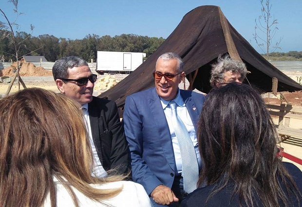 عامل الجديدة يوزع لوازم مدرسية بجماعة هشتوكة ويشرف على الدعاية لمشروع سياحي بالمنطقة