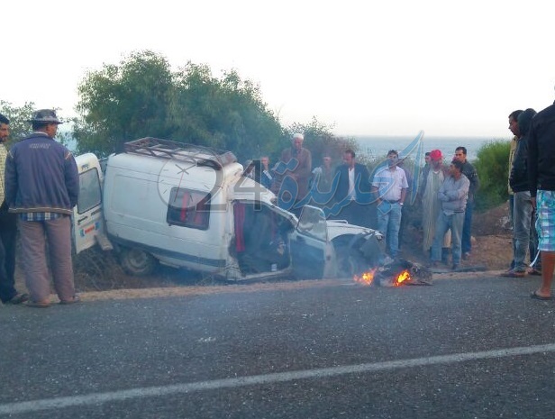 بالصور.. قتيل و 9 مصابين في اصطدام بين سيارتين قرب الجرف الاصفر