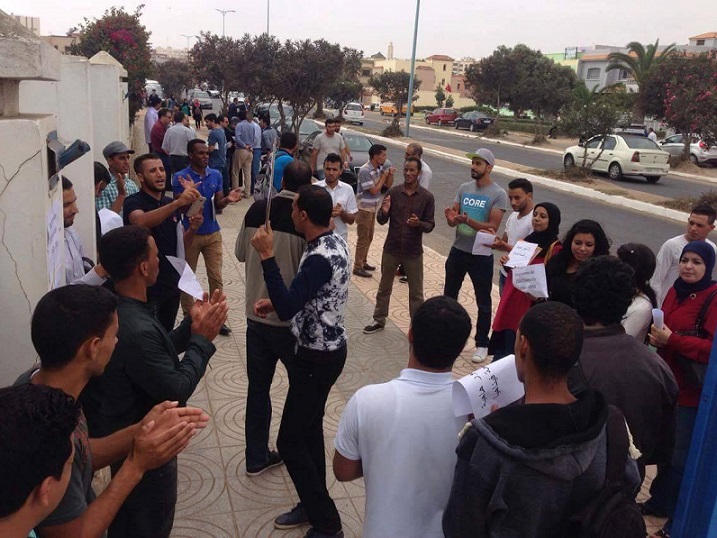 طلبة الجديدة المستفيدين من برنامج تأهيل 25 ألف مجاز يحتجون أمام جامعة شعيب الدكالي