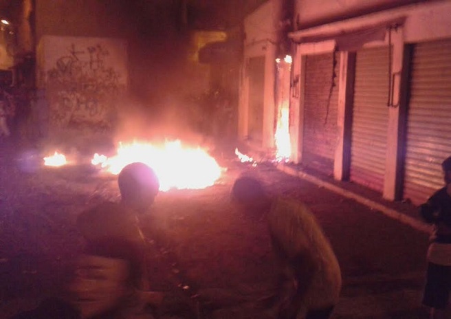 اضرام النار في محلات تجارية بدرب الحجار وخضار يمنع شاحنة للاطفاء من الوصول الى مكان الحادث