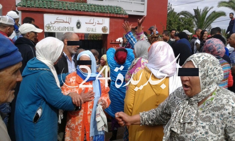 عائلة شاب تحتج أمام دركية الزمامرة وتؤكد أن إبنها تعرض لجريمة قتل وليس لحادثة سير