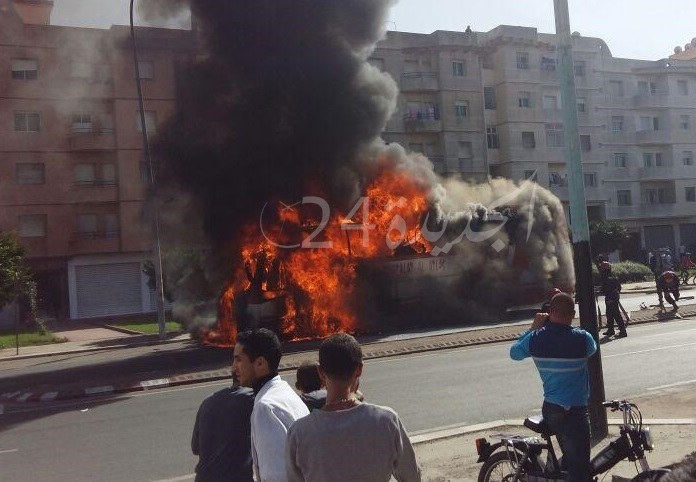 بالصور.. النيران تلتهم حافلة لنقل المستخدمين بمدخل مدينة الجديدة