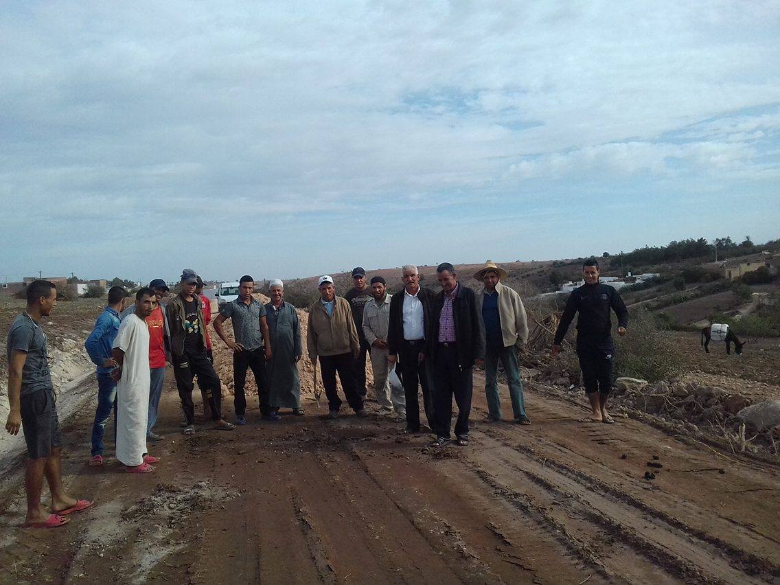 بالصور.. مواطنون يوقفون أشغال تهيئة طريق بجماعة اولاد رحمون بسبب ''الغش''