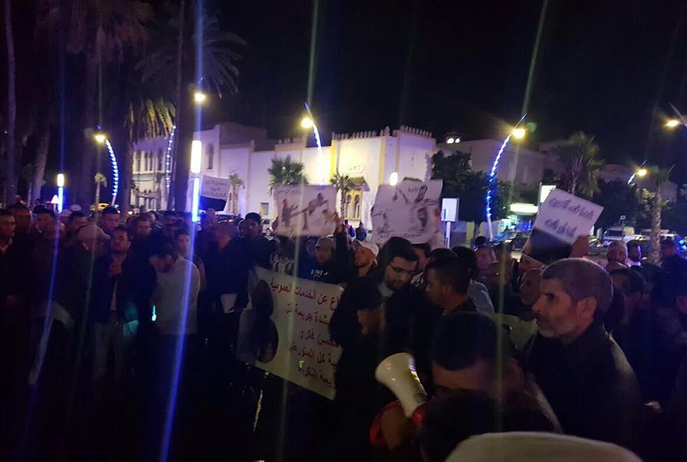 نشطاء يجددون احتجاجهم بساحة مسرح عفيفي بالجديدة تضامنا مع ''سمَّاك الحسيمة''