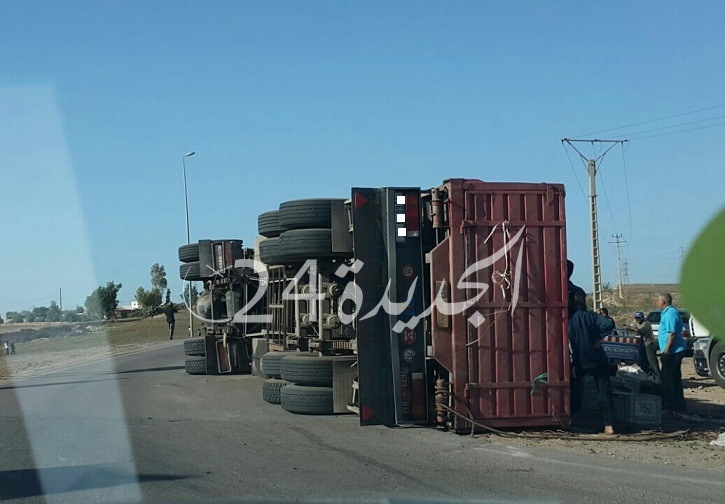 بالصور.. انقلاب شاحنة كبيرة لنقل الطماطم بملتقى ''المصور راسو''