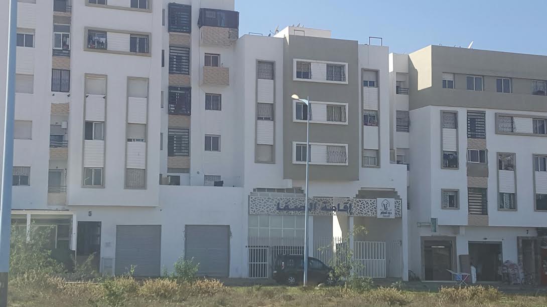 رداءة الشقق الاقتصادية بإقامة الصفا بحي المطار بالجديدة تثير غضب الساكنة