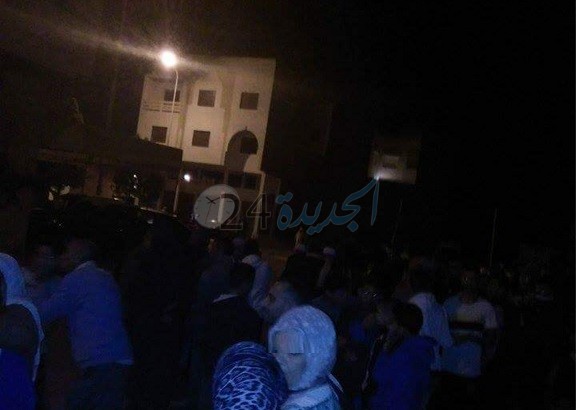 مواطنون يحاصرون منزلا في حي السلام بالجديدة ويوقفون أشغال تثبيت لاقط هوائي