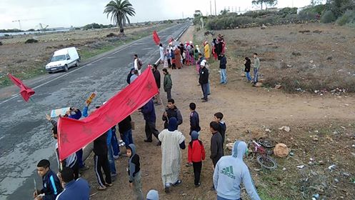 رغم تدخل السلطات.. ساكنة اولاد زيد تحتج على تأخر ترحيلها الى خارج منطقة الجرف الاصفر