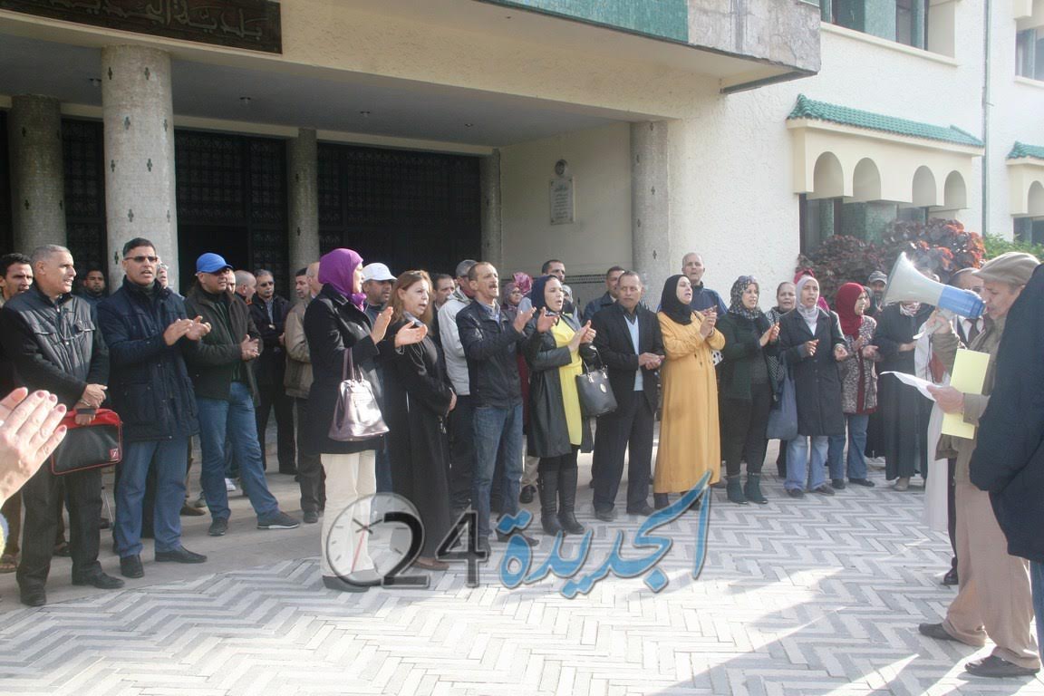 موظفو الجماعة الحضرية بالجديدة يحتجون ضد النائب السادس لرئيس الجماعة