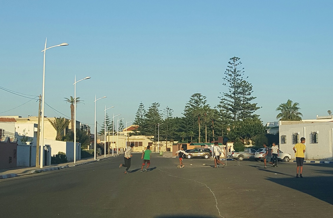 تحويل شارع رئيسي بمنتجع سيدي بوزيد الى ملعب لكرة القدم يثير غضب الساكنة