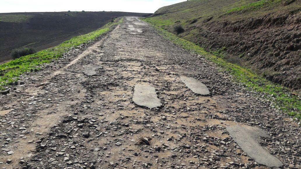 بالصور.. طربق جهوية بجماعة بولعوان تتحول الى خراب وساكنة المنطقة مهددة بالعزلة