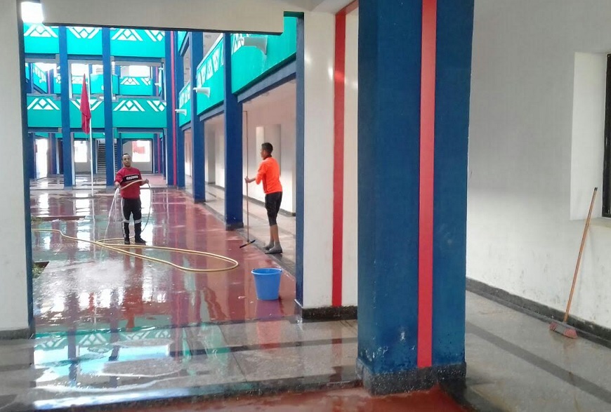 جمعويون يتطوعون لتنظيف ثانوية النجد في ظل غياب عاملات للنظافة وعدم ربطها بشبكة الماء والكهرباء