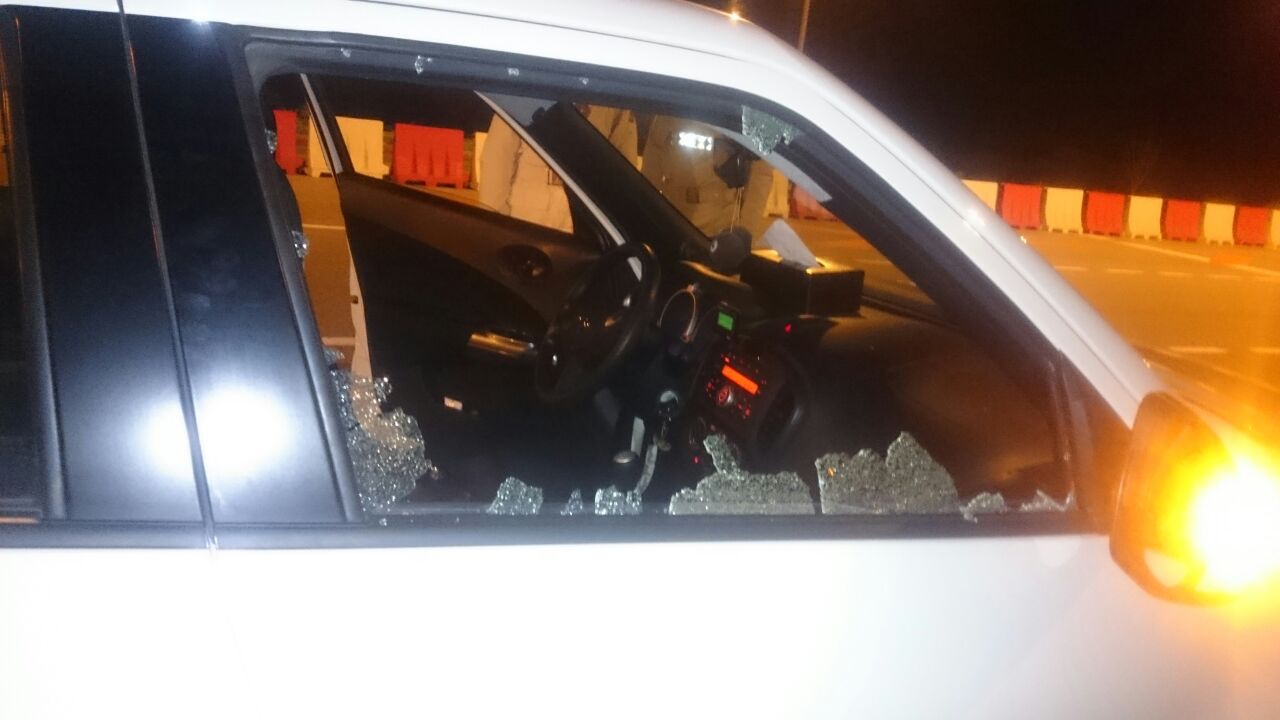 بالصور.. تعرض سيارتي طبيبتين بالجديدة الى هجوم بواسطة الحجارة على الطريق السيار