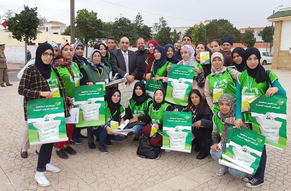 جمعية القلب الكبير للبيئة تختتم حملتها التحسيسية لتوزيع 7 آلاف كيس ثوب بالجديدة
