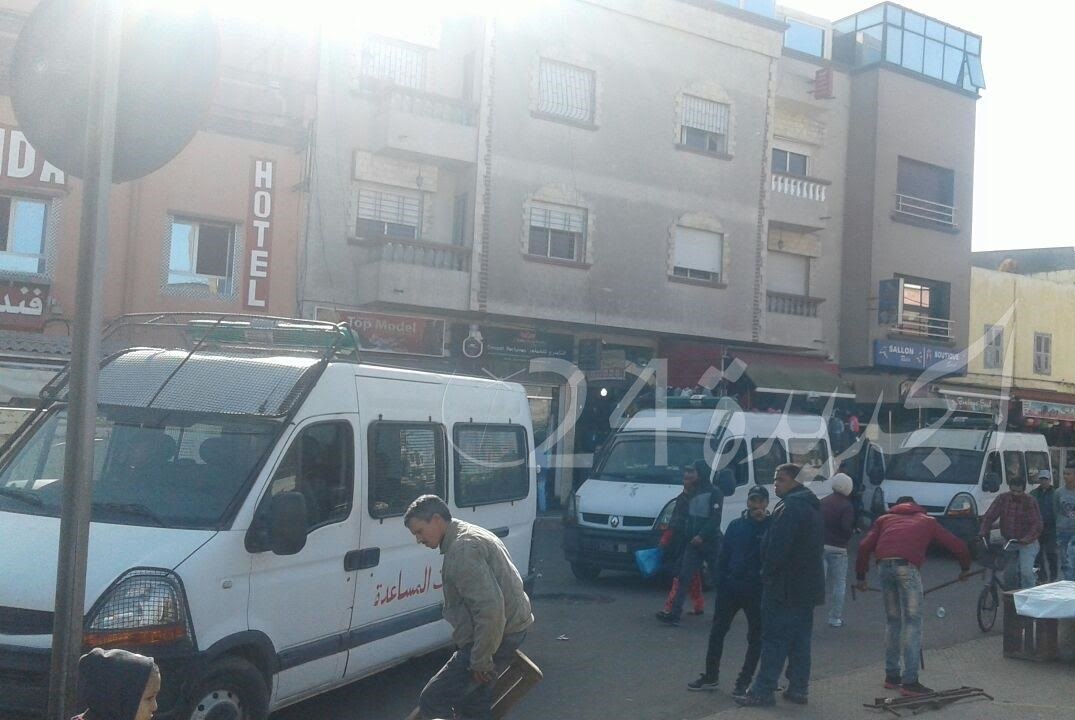 الباعة المتجولون ببوشريط يمنعون السلطات من تحرير الملك العمومي في أكبر شارع تجاري بالجديدة