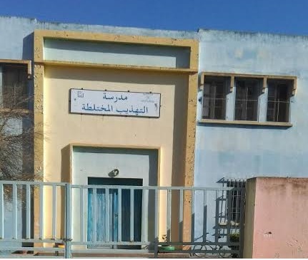 أب تلميذ يقتحم مدرسة ابتدائية بمدينة البئر الجديد ويعتدي على استاذة بالضرب