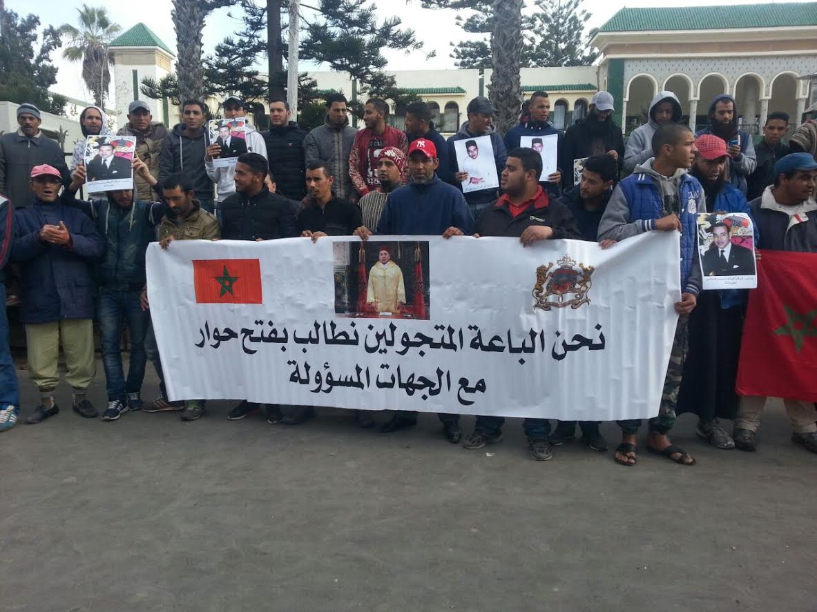 بالصور.. الباعة المتجولون بحتجون أمام بلدية الجديدة ويطالبون بانصافهم