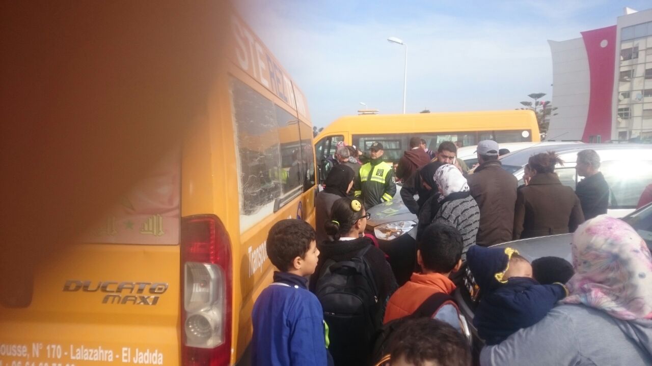 خطافة يحاصرون سيارة للنقل المدرسي ويعتدون على مرافقة التلاميذ بالقرب من مدرسة الإقامة بالجديدة