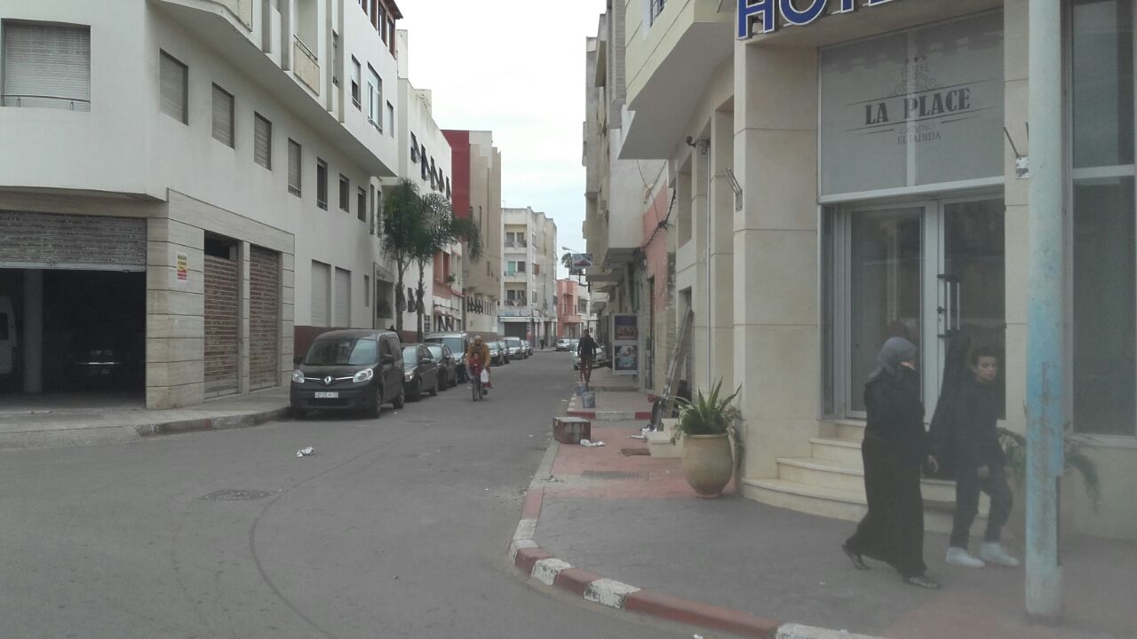 بلدية الجديدة تتجاوب مع ساكنة درب الضاية وتزيل علامة مرورية بزنقة 'جول فيرن'