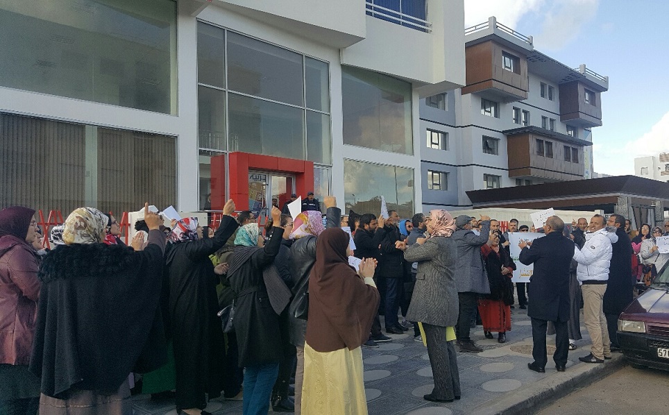 بالصور والفيديو... أباء وأولياء تلاميذ مدارس الصفوة بالجديدة يحتجون على قرار اغلاقها