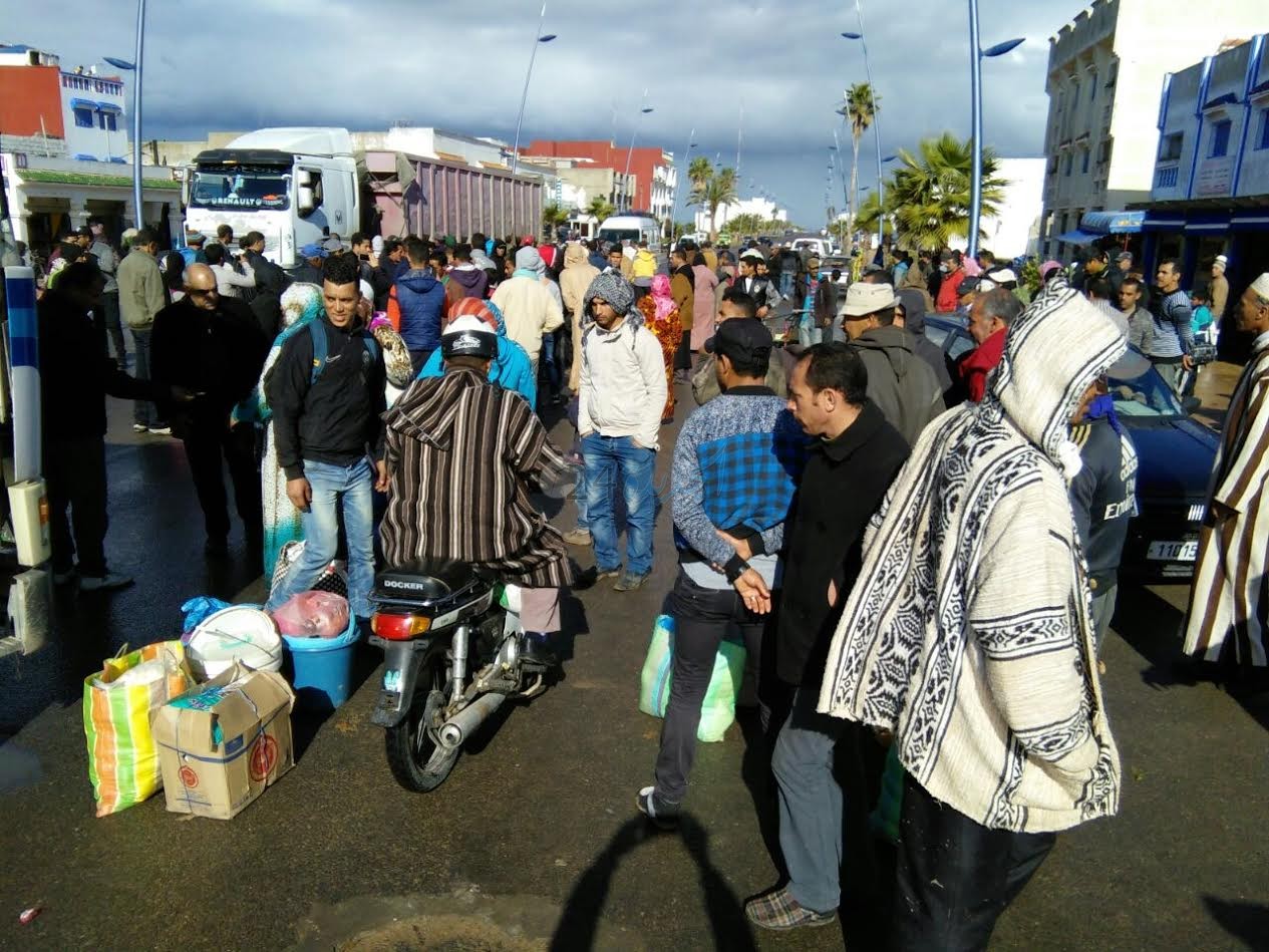 بالصور.. مواطنون يوقفون حركة السير بالوليدية احتجاجا على غياب وسائل النقل