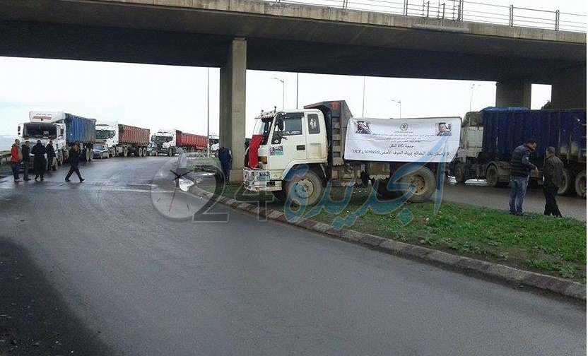 بالصور .. عشرات الشاحنات الكبيرة تضرب في مدخل الميناء بالجرف الأصفر