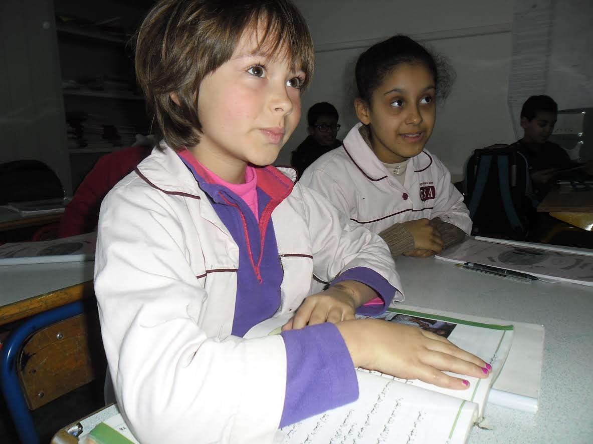 تلميذات أجنبيات من سويسرا و فرنسا يدرسن اللغة العربية بمدارس مغربية بمدينة الجديدة