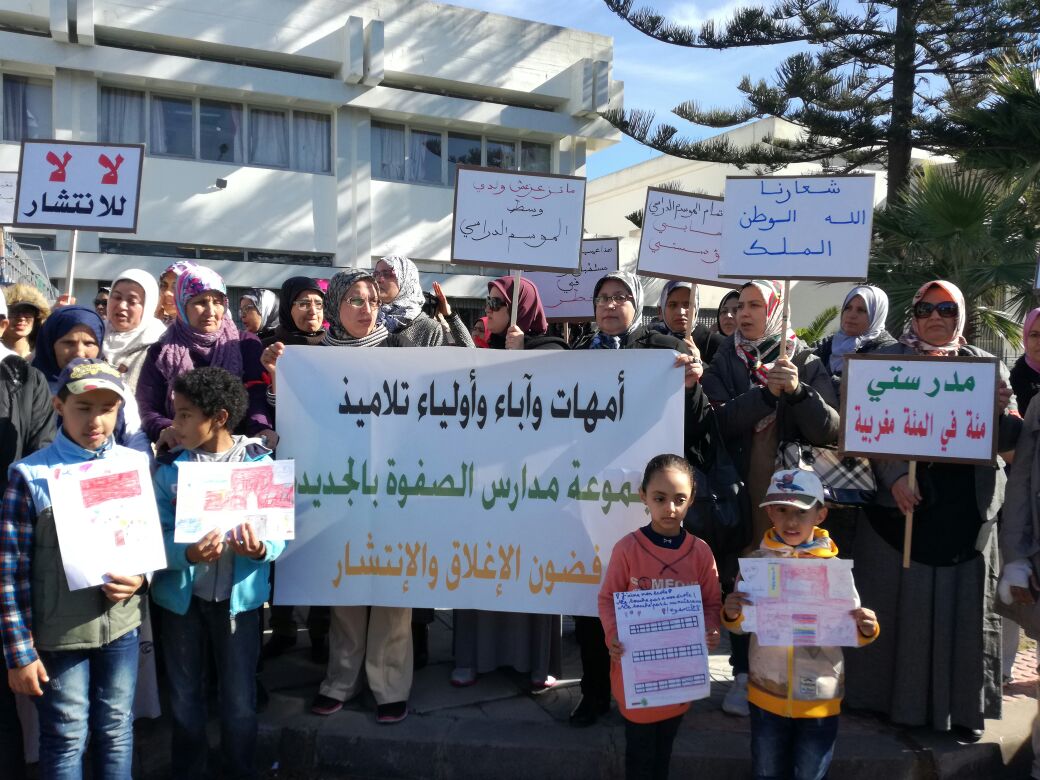بالصور والفيديو... أباء وأولياء تلاميذ الصفوة بالجديدة يحتجون على قرار إغلاقها أمام مديرية التعليم