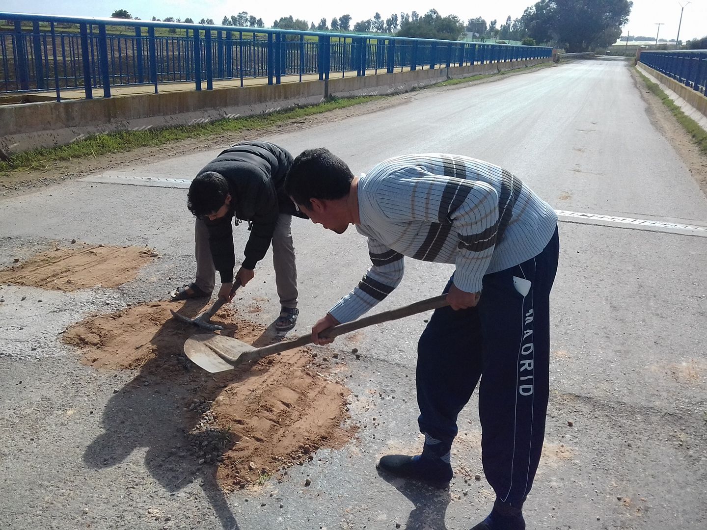 بالصور.. متطوعون يقومون بإصلاح الطريق الرابطة بين جماعة اولاد رحمون و أزمور