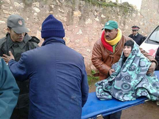 صادم.. مسنة في حالة مأساوية باقليم سيدي بنور رفقة بناتها المكبلات بالسلاسل منذ 40 سنة