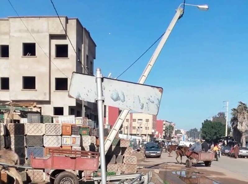 عمود كهربائي آيل للسقوط يهدد سلامة وحياة المواطنين بمركز اولاد افرج