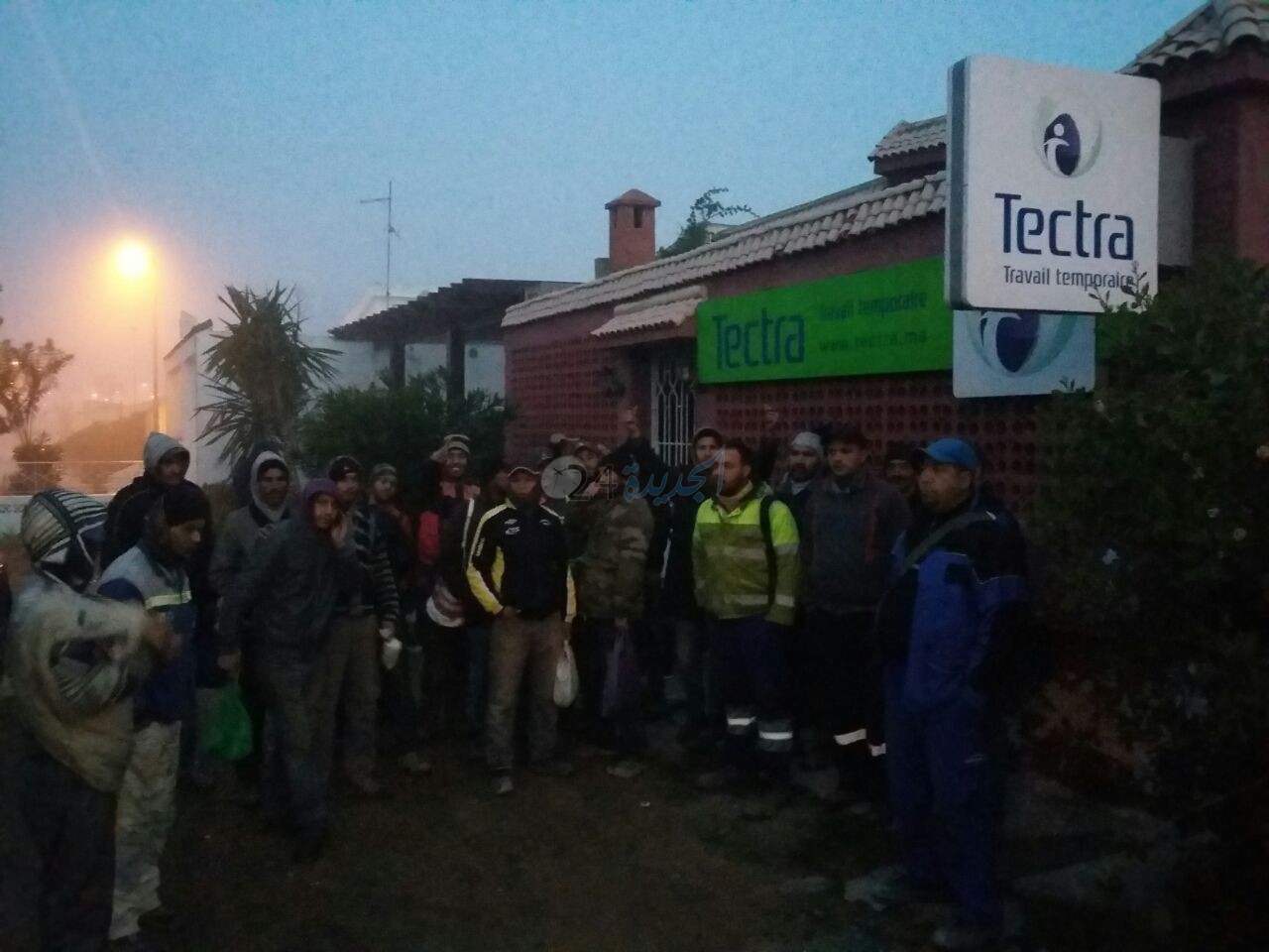 عمال الوساطة بشركة ''بيزيكلي'' بالجرف الاصفر يحتجون على التأخر الدائم لرواتبهم الشهرية