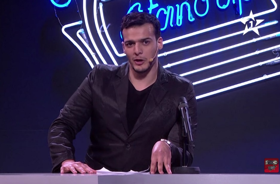 الطالب المهندس أسامة نيسول.. موهبة جديدية تتألق في برنامج ''ستاندابّ'' الكوميدي