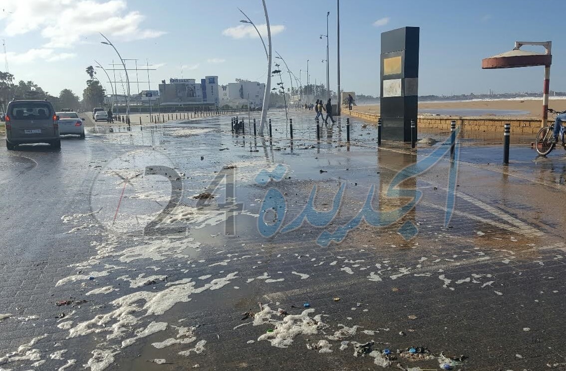 بالصور.. ''تسونامي صغير'' يضرب كورنيش وساحل مدينة الجديدة