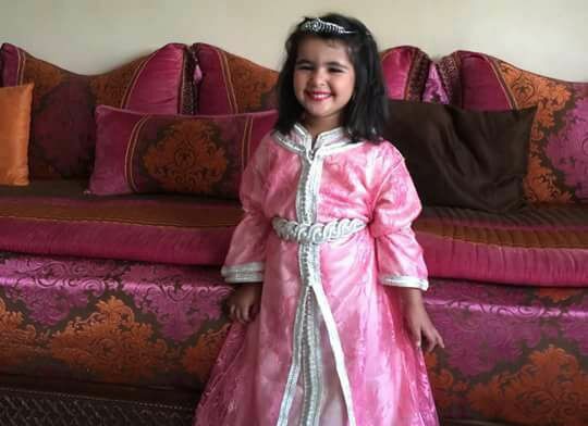 بالصور.. غضب جماهيري بعد أن قتلت سيارة مجنونة يقودها مصري تلميذة بالجديدة