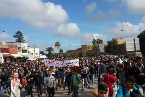 ازمور على صفيح ساخن.. تلاميذ ينظمون مسيرة احتجاجية بالشارع العام