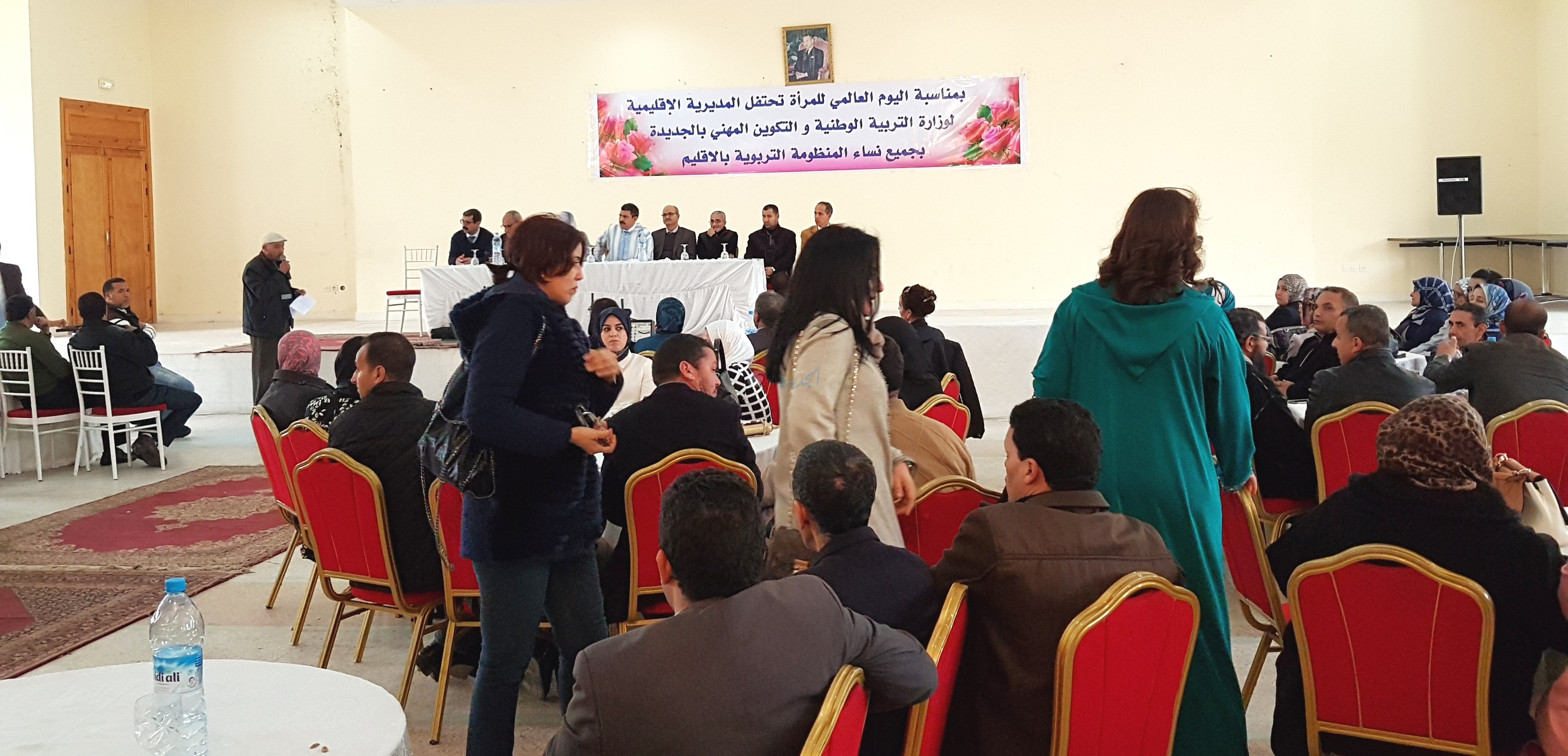 المدير الإقليمي للتعليم بالجديدة يلقي الورود على نساء التربية في عيدهن العالمي + فيديو