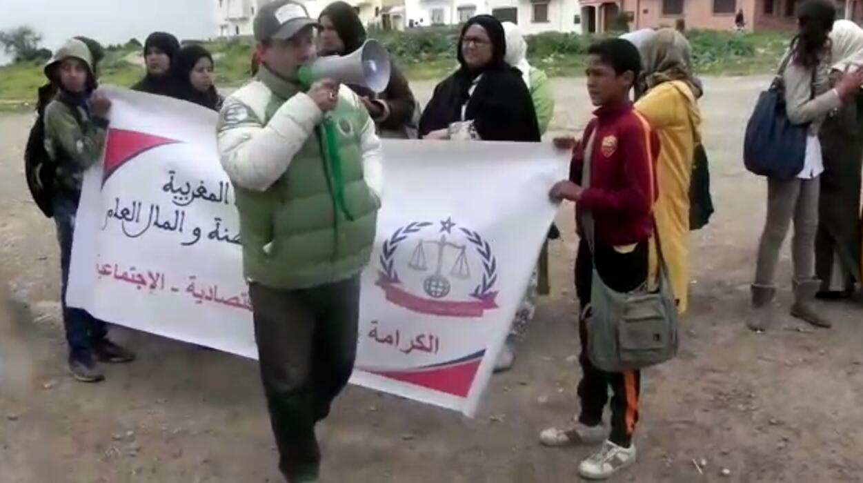 تنظيم وقفة أمام إعدادية المصب بازمور احتجاجا على استاذ لمادة الرياضيات