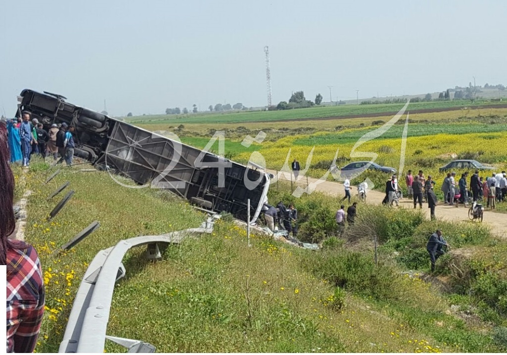 بالصور.. 32 جريحا في اصطدام بين حافلة وشاحنة على الطريق السيار  بين الجديدة والبيضاء