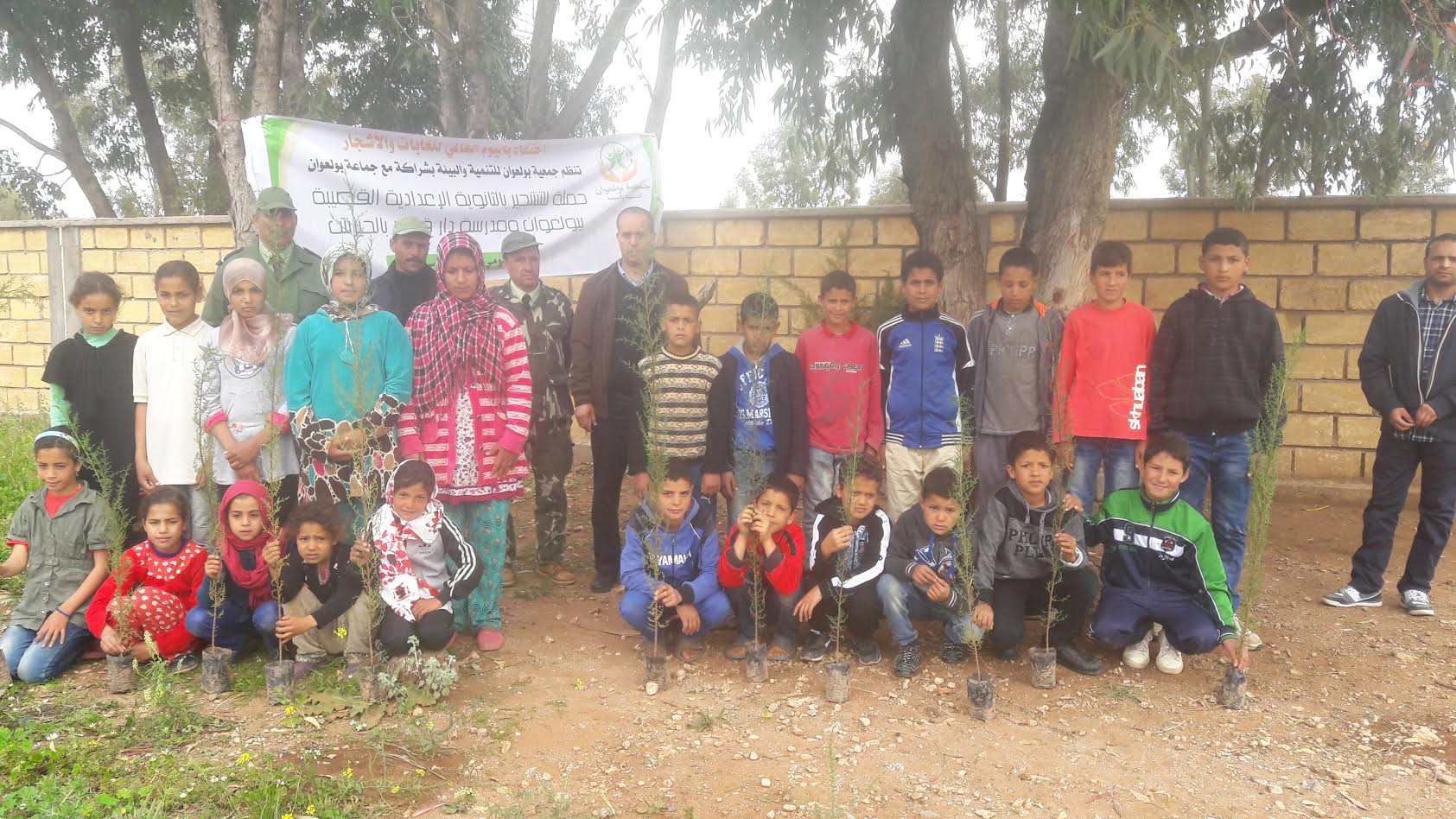 جمعويون يقومون بعملية تشجير مدرسة ''دار قدور بلحيرش'' بجماعة بولعوان