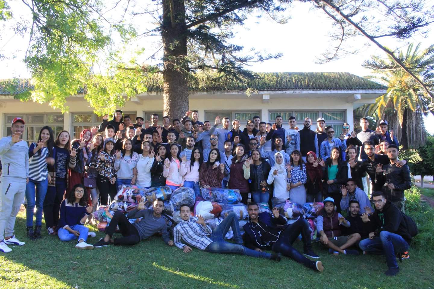 جمعويون يوزعون ملابس واغذية على المعوزين بدوار المنادلة