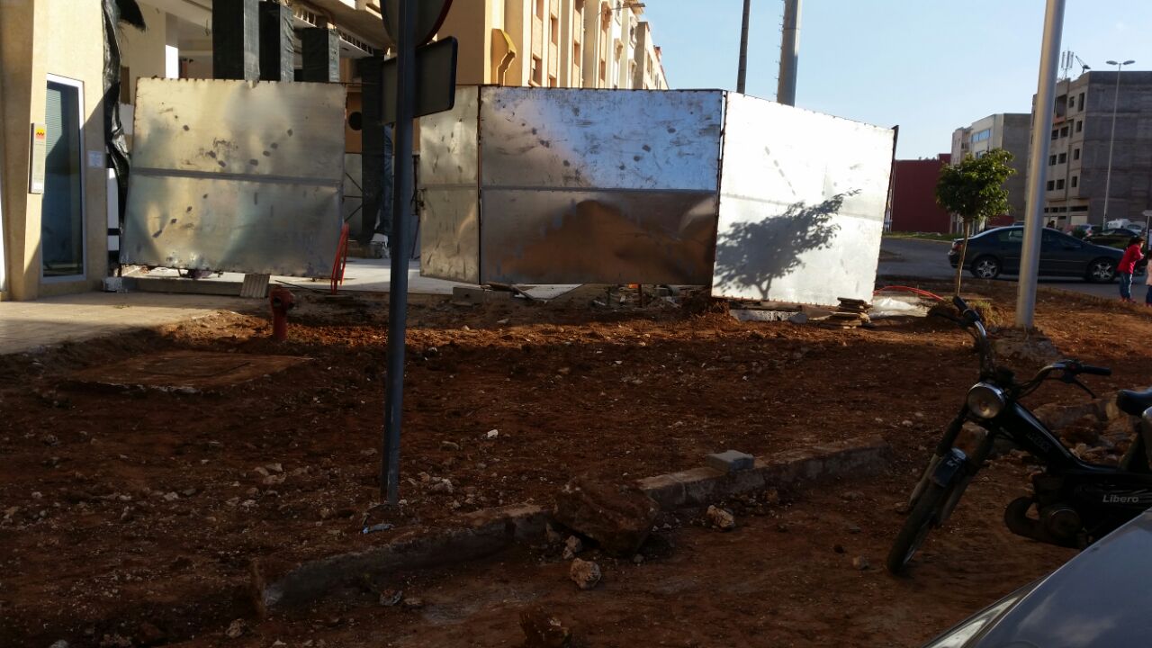 ساكنة إقامة الحمد بالجديدة تطالب بإيقاف أشغال محل تجاري استولى على الملك العام والمشترك