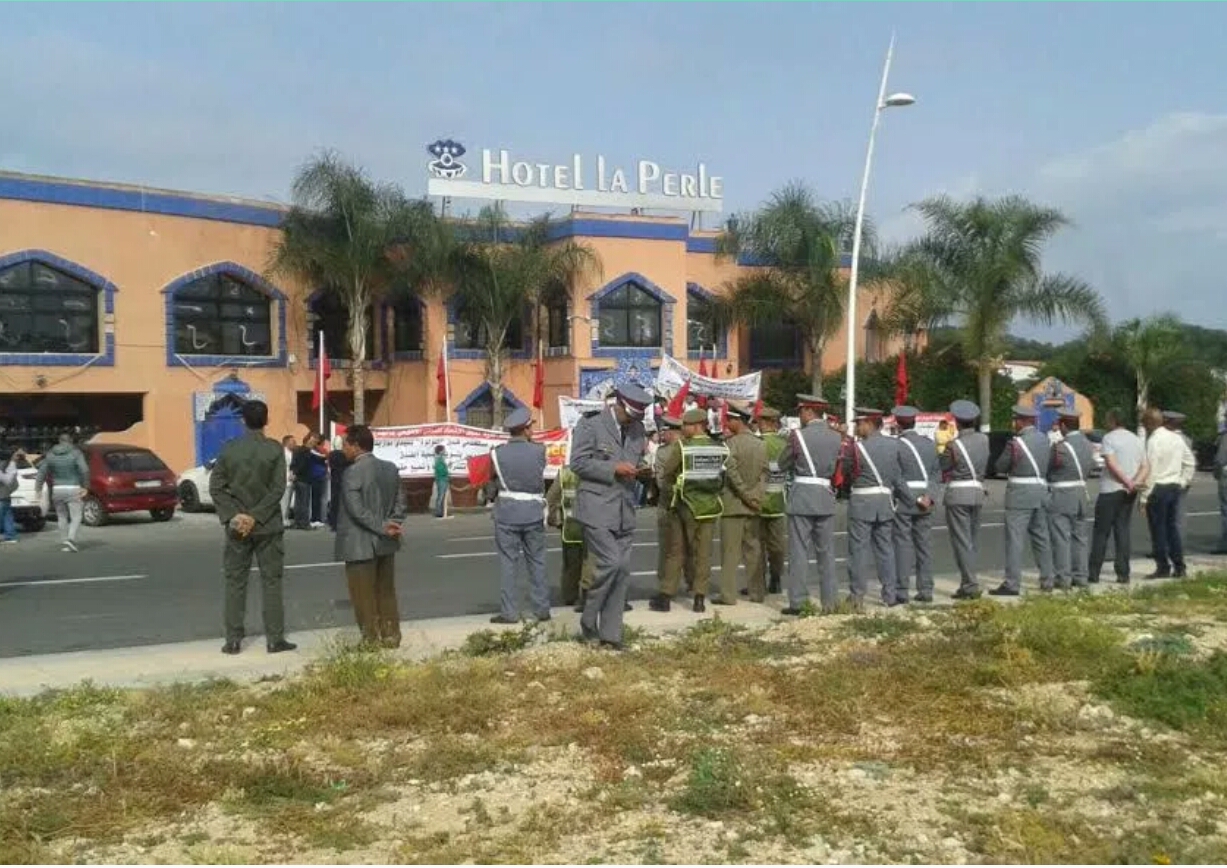 بعد إحتجاج مستخدميه على قرار الاغلاق.. ولاية البيضاء سطات تسحب رخصة بيع الكحول من فندق لابيرل بسيدي بوزيد