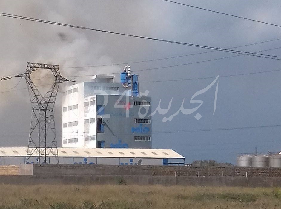 ستة شاحنات اطفاء لإخماد حريق مهول في وحدة صناعية بالجرف الاصفر