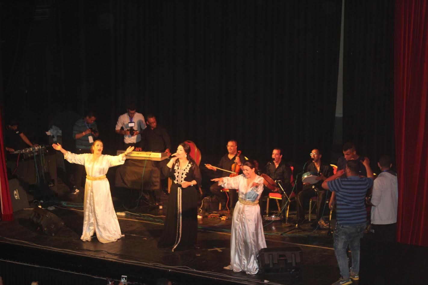 مدير الحفل المنظم بمسرح عفيفي يرد على الجدل الذي أثارته حفلة ''تسونامي''