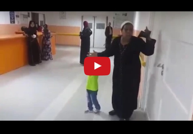 مواطنة تحتج داخل مستشفى الجديدة.. ''الأطباء مكاينينش والممرضات مشغولات بتليفوناتهم''