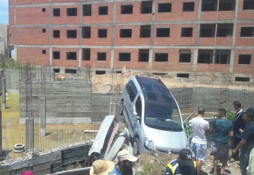 بالصور.. انقلاب سيارة في الشارع العام بحي المويلحة بالجديدة