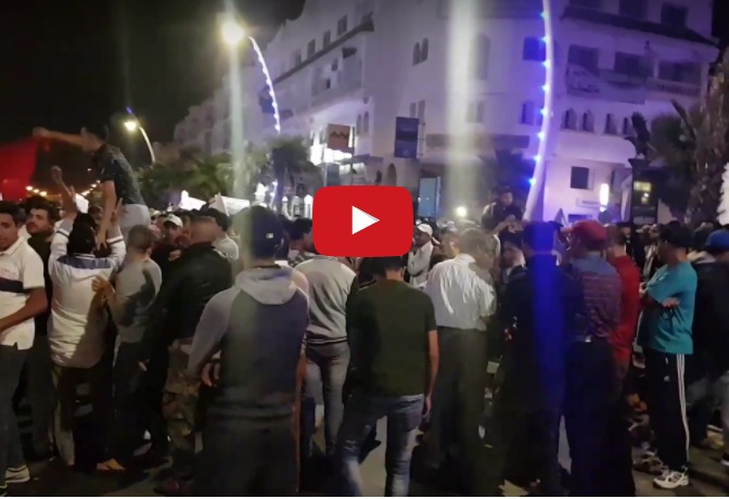 بالصور والفيديو.. العشرات يحتجون بالجديدة تضامنا مع الريف وشباب يعترضون مسيرتهم ويتهمونهم بالخيانة