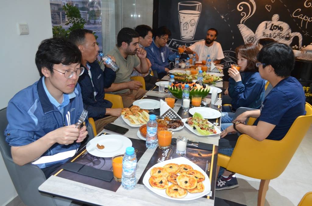 بالصور.. شركة 'سامسونغ' الكورية تنظم عملية افطار الصائم بالجديدة للموسم الثاني على التوالي